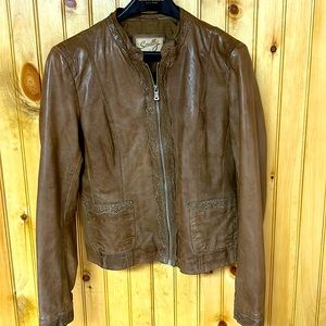 Beautiful leather jacket!!!